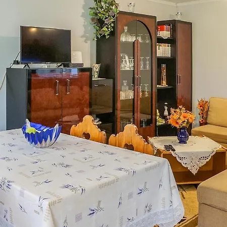 Appartamento Amazing In W/ 2 Bedrooms